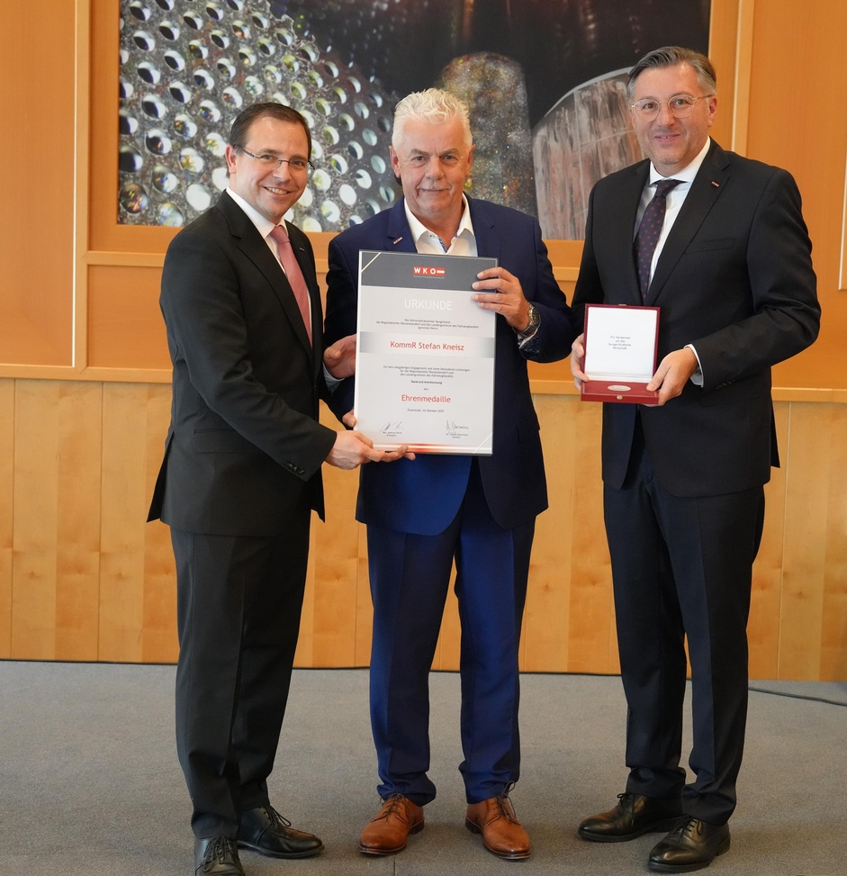 Ehrenmedaille: Wirtschaftskammerpräsident Mst. Andreas Wirth, KommR Stefan Kneisz und Wirtschaftskammerdirektor Harald Schermann (v. l.)