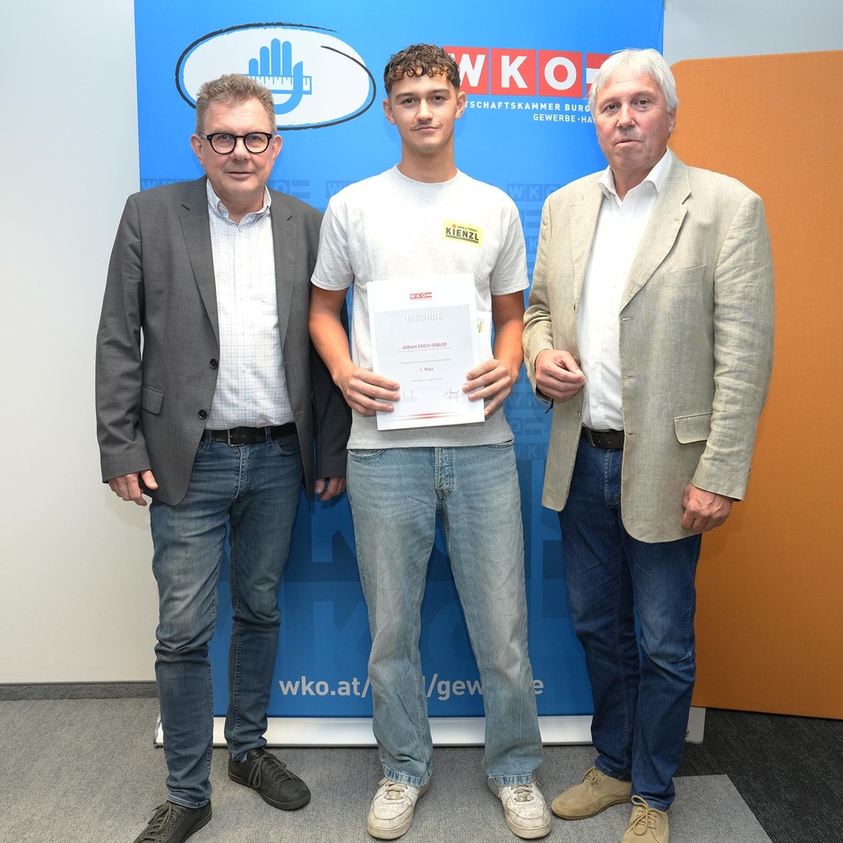 Sieger Adrian Dobler aus Hornstein vom Lehrbetrieb Dipl. Ing. Adalbert Kienzl Bau aus Eisenstadt mit Geschäftsführer Eduard Tschida (l.) und Landesinnungsmeister KommR Bernhard Breser