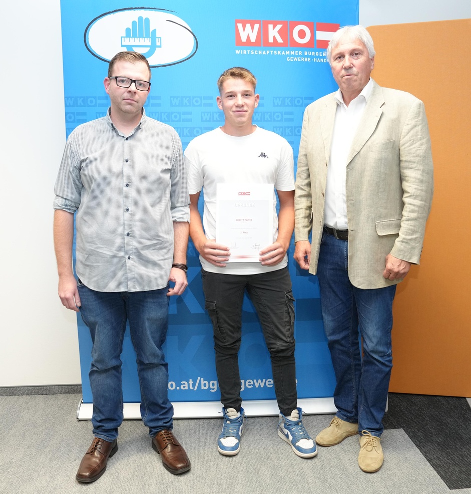 Moritz Pinter aus Schattendorf vom Lehrbetrieb VT-Bau GmbH in Loipersbach mit Geschäftsführer Wilfried Tschürtz und Landesinnungsmeister KommR Bernhard Breser. Moritz Pinter absolviert eine Doppellehre, er erlernt die Lehrberufe Hochbau und Betonbau.