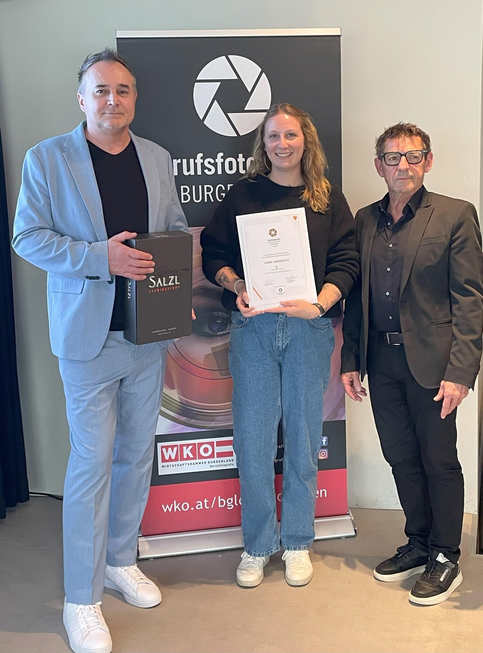 Fachgruppengeschäftsführer Thomas Kornfeind (l.) und Landesinnungsmeister Erwin Muik (r.) gratulierten Laura Jagoschütz.