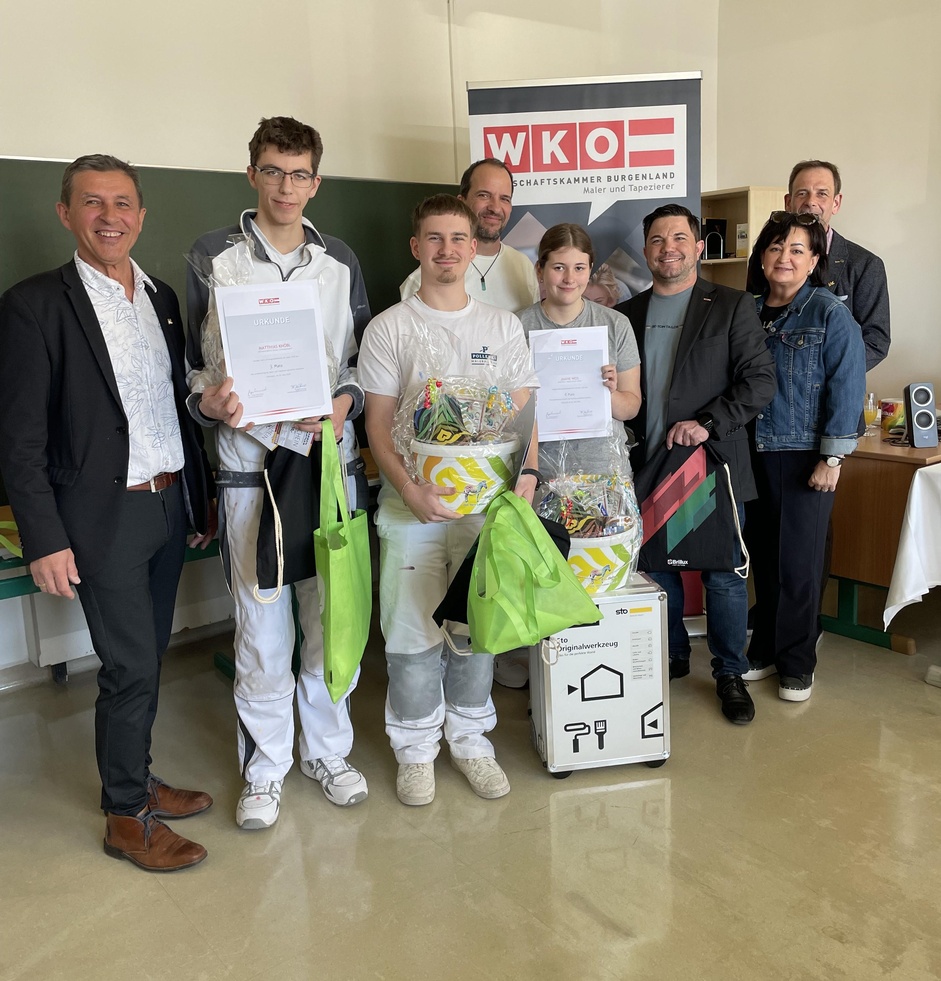 Reinhold Haspel (Berufsschule), Matthias Knöbl (Drittplatzierter), Leon Rupp (Zweitplatzierter), Markus Szerencsits (Lehrlingswart), Janine Weis (Siegerin), Stefan Waller (Lehrlingswart-Stv.), Sylvia Waba (Berufsschuldirektorin) und Michael Lehrner (Berufsschullehrer) (v. l.). 
