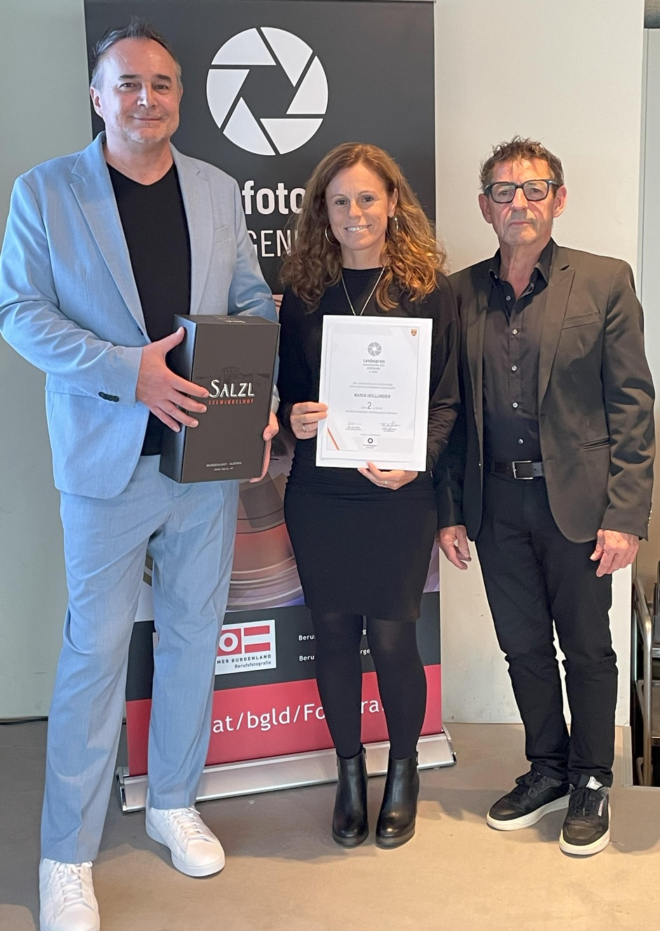 Fachgruppengeschäftsführer Thomas Kornfeind (l.) und Landesinnungsmeister Erwin Muik (r.) gratulierten Maria Hollunder.