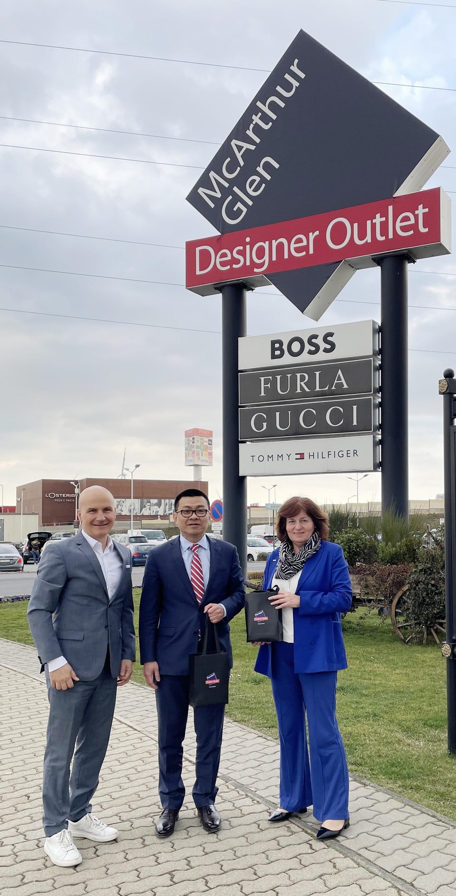 McArthurGlen-Generalmanager Mario Schwann, Botschafter VU Le Thai Hoang und Doris Granabetter von der Außenwirtschaft Burgenland (v. l.). 