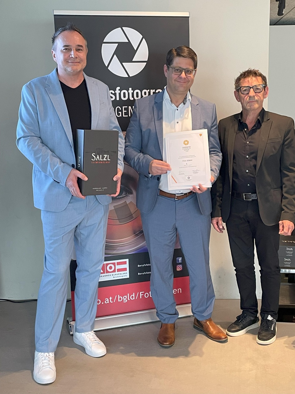 Fachgruppengeschäftsführer Thomas Kornfeind (l.) und Landesinnungsmeister Erwin Muik (r.) gratulierten Paul Szimak.