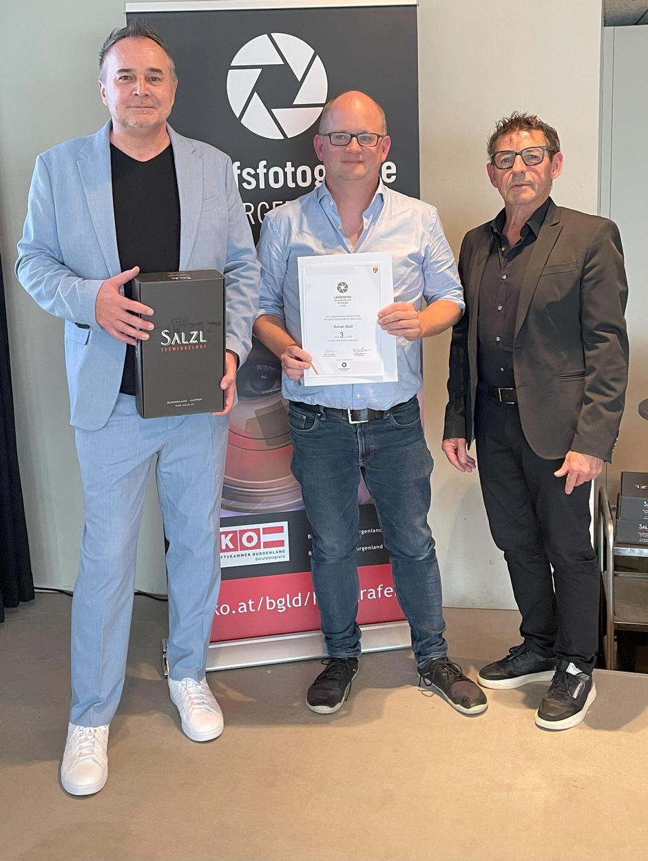 Fachgruppengeschäftsführer Thomas Kornfeind (l.) und Landesinnungsmeister Erwin Muik (r.) gratulierten Roman Seidl.