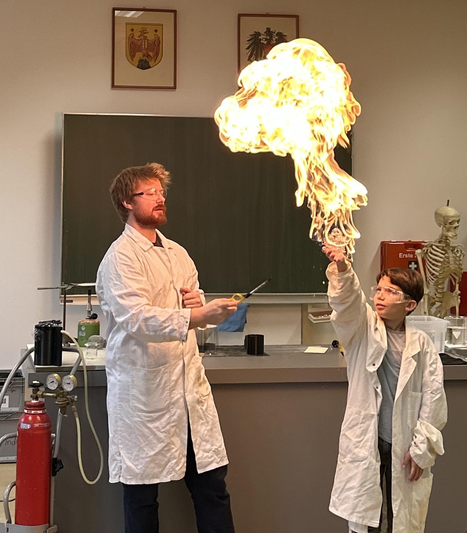 Spektakuläres Experiment: Vortragender Matthias Bergthaler und Schüler Wotan Repolusk  von der MS Neuhaus am Klausenbach 