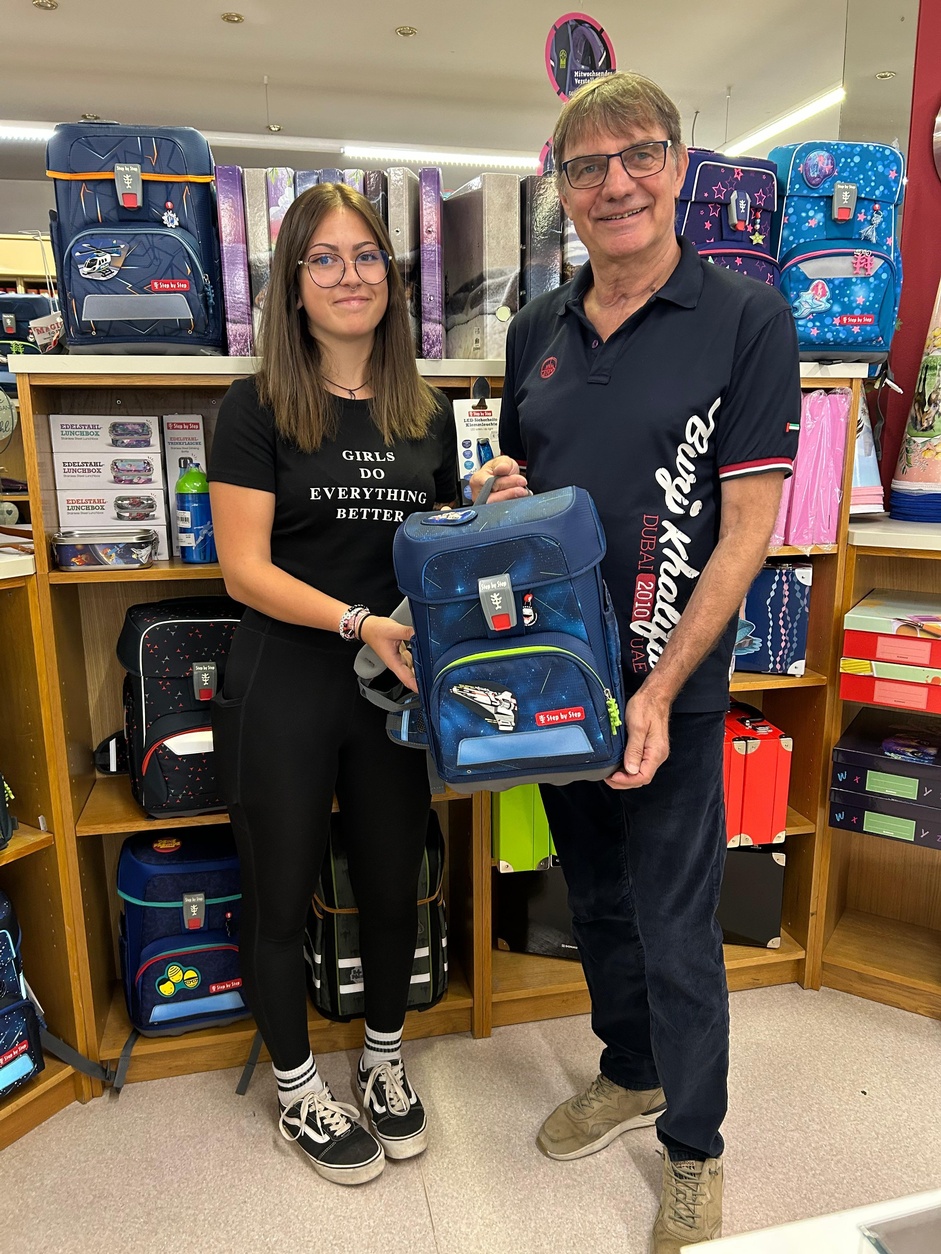 KommR Gunter Drexler, Obmann des Landesgremiums Papier- und Spielwarenhandel mit Mitarbeiterin 