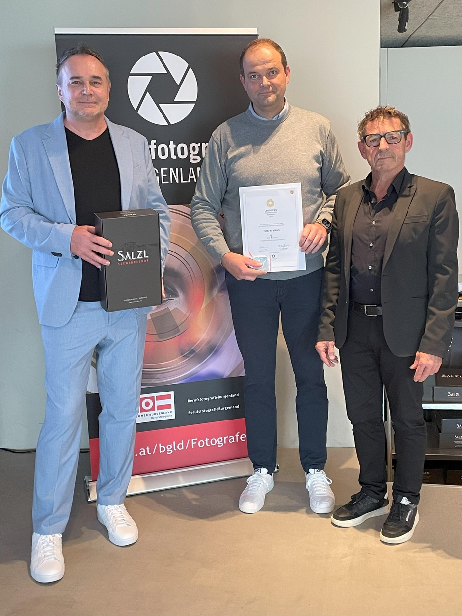 Fachgruppengeschäftsführer Thomas Kornfeind (l.) und Landesinnungsmeister Erwin Muik (r.) gratulierten Stefan Mang.<br />
<br />
