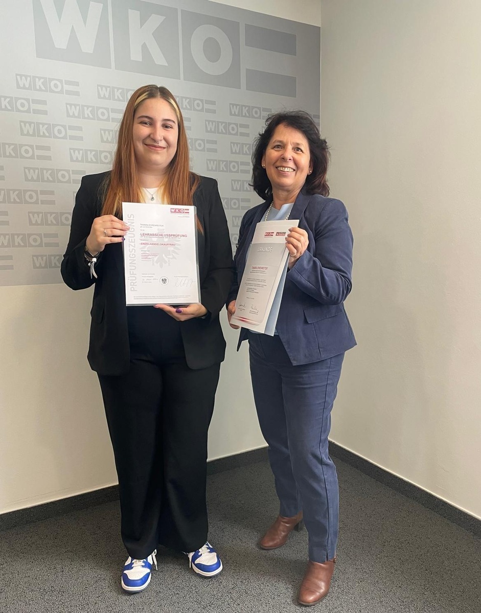 Tamara Ehrenreiter (Lehrbetrieb Baustoffgroßhandel Michael Koch Neusiedl/See) und Fachgruppengeschäftsführerin Martina Rauchbauer (v. l.)