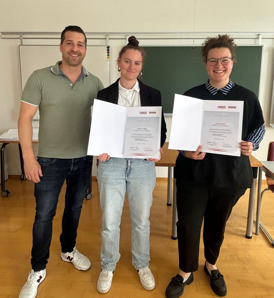 Prüfer Manfred Moyses mit Vivien Strobl und Jasmin Biritz (Lehrbetrieb Baustoffgroßhandel Michael Koch Neusiedl/See und Stoob-Süd) (v. l.)