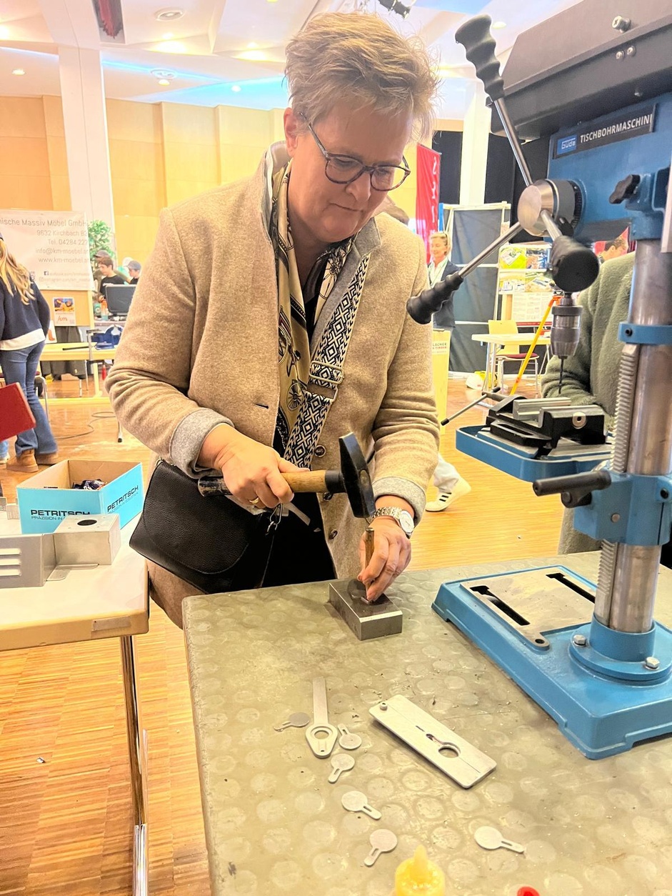 Frau in der Wirtschaft auf der Berufsmesse in Hermagor