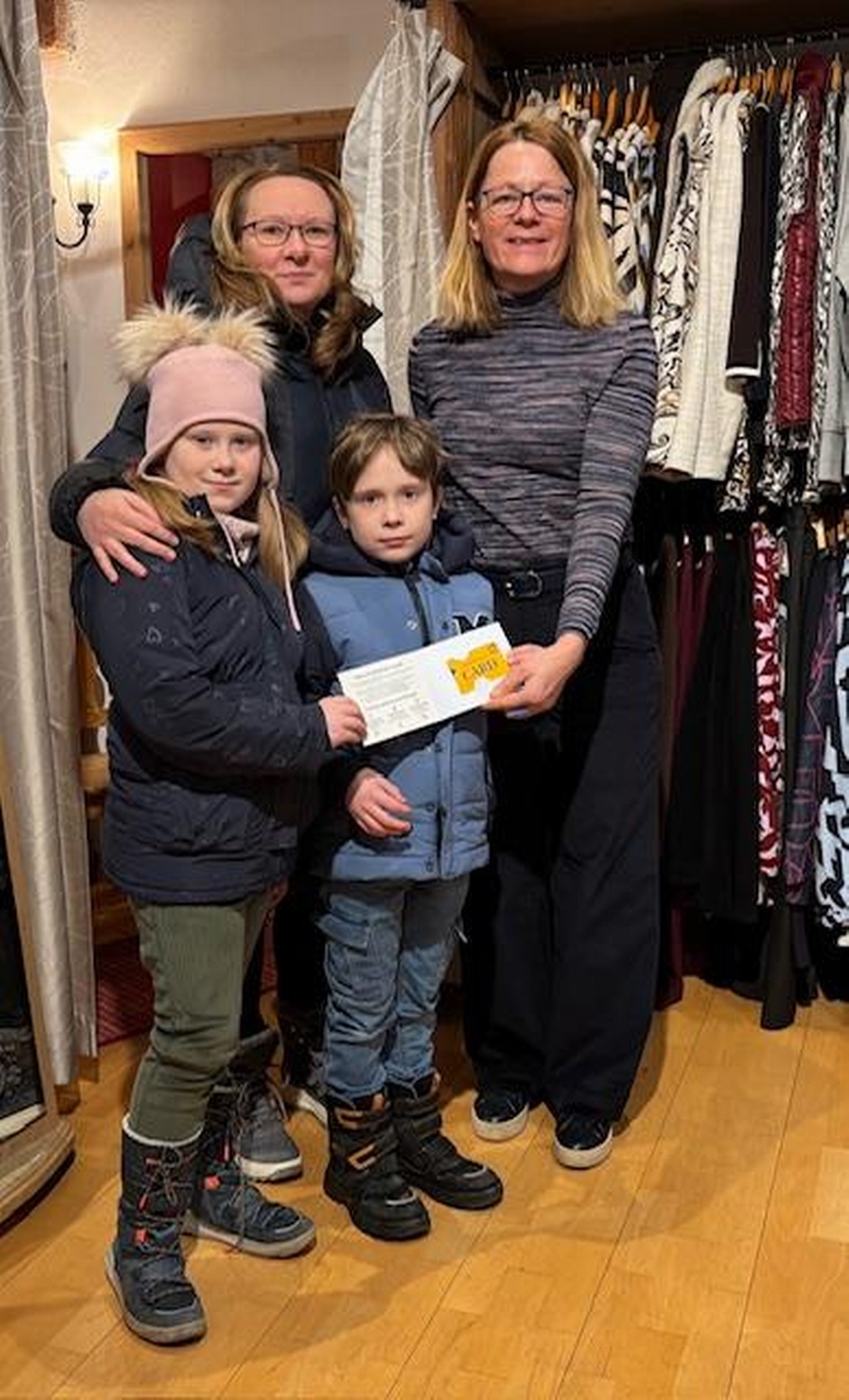 Foto der Gewinnüberreichtung