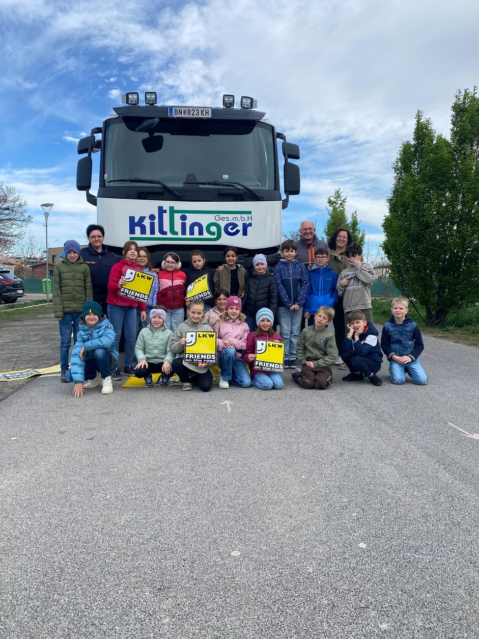 Schulkinder vor LKW