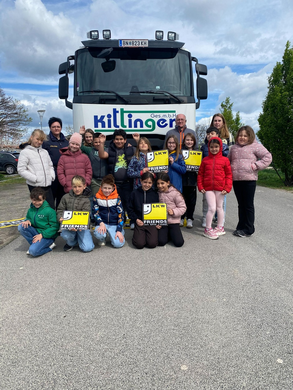 Schulkinder vor LKW