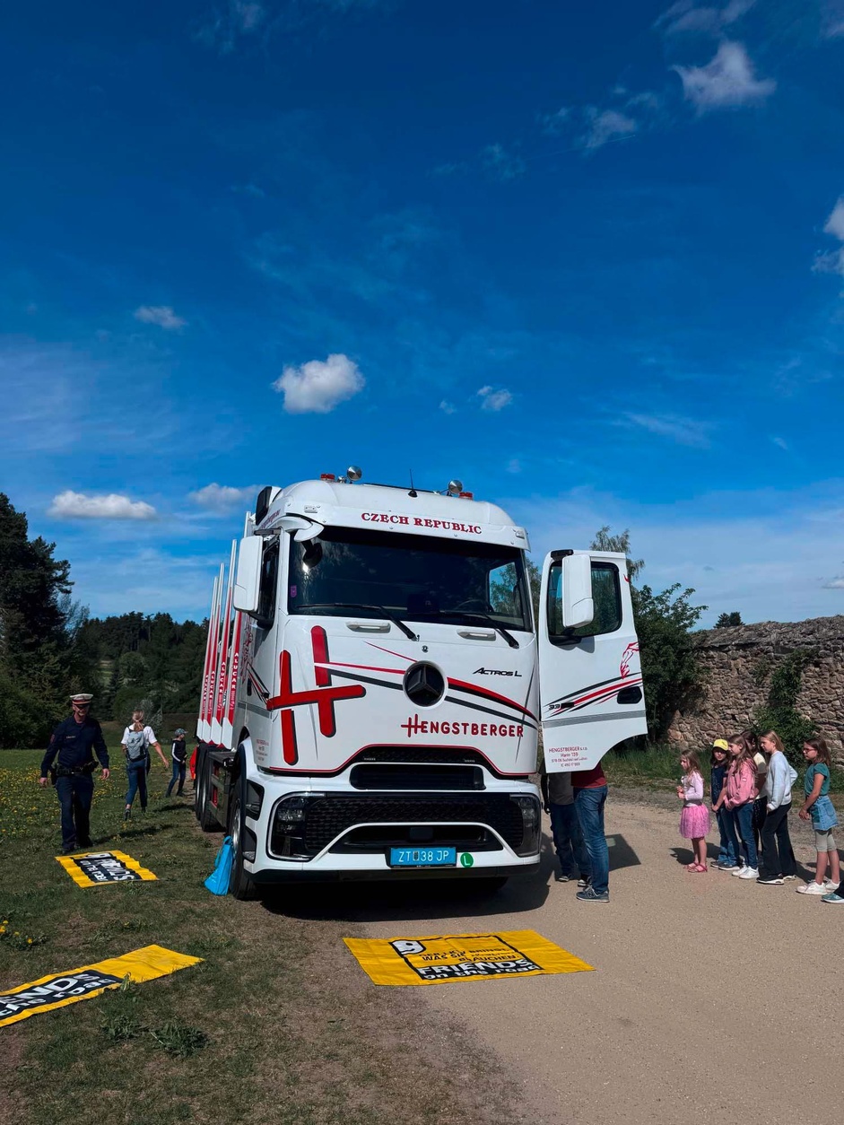 Klasse vor LKW
