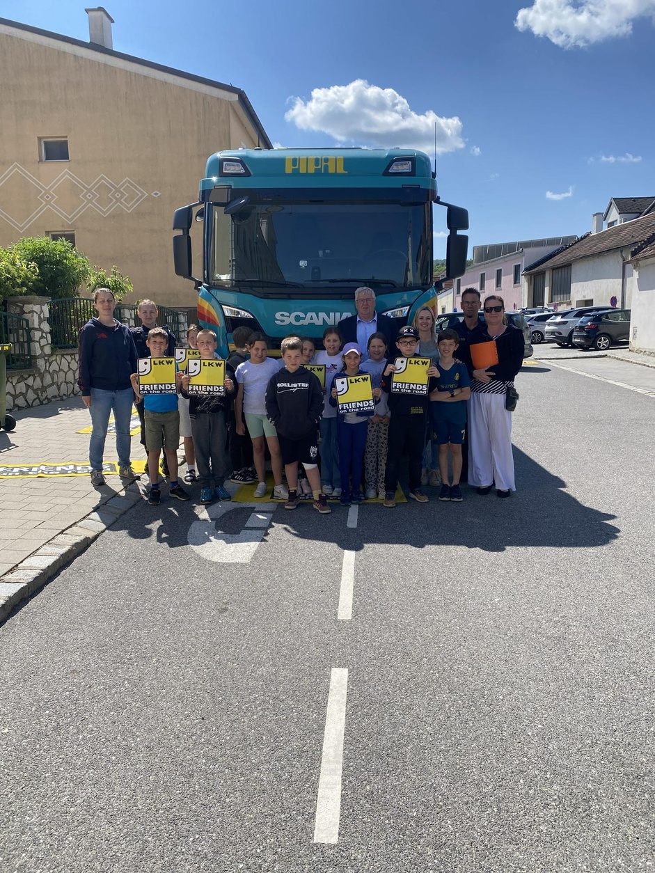Klasse vor LKW