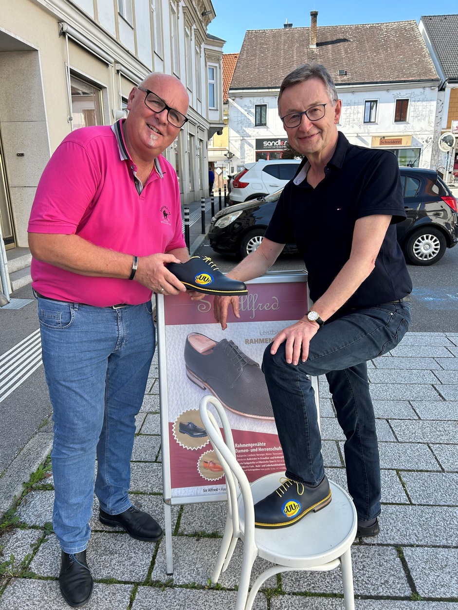 GUUTE Schuh Überreichung von Sir Alfred an Franz Tauber. 