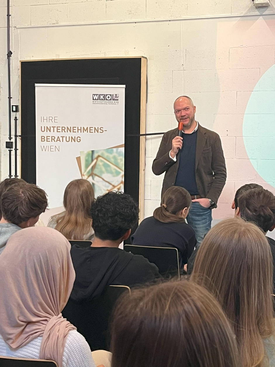 Vortragender spricht zu sitzenden Teilnehmern