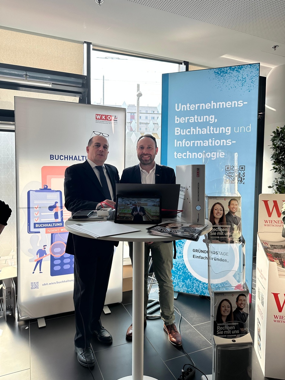 Zwei Männer bei Beratungsstand