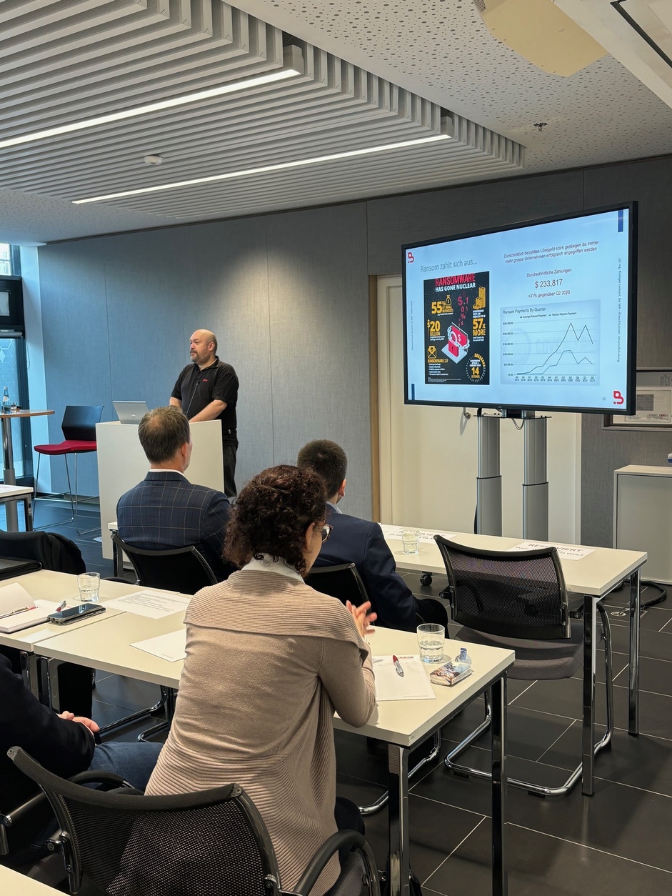 Veranstaltungssaal mit Seminarbestuhlung und Menschen