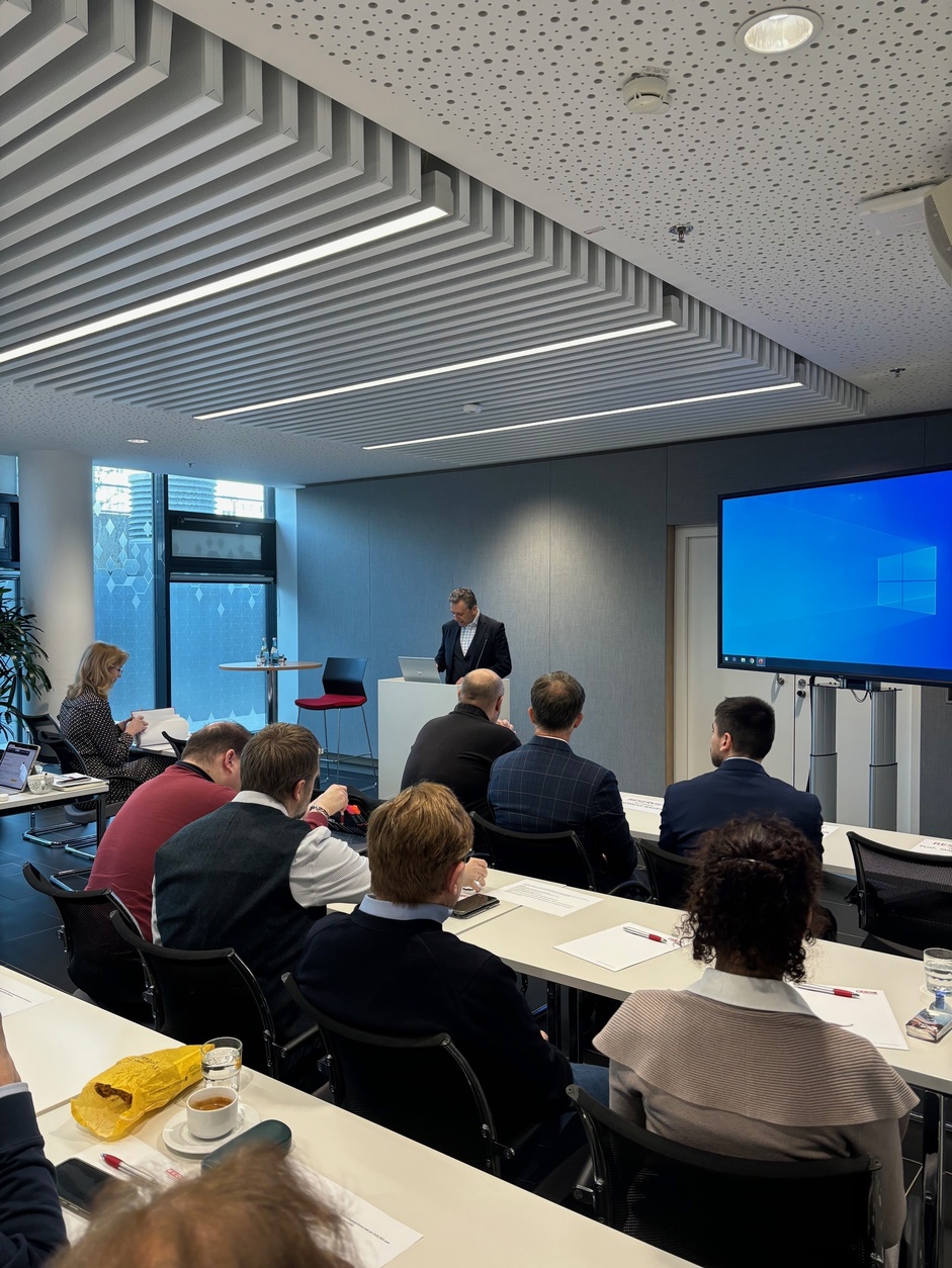 Veranstaltungssaal mit Seminarbestuhlung und Menschen