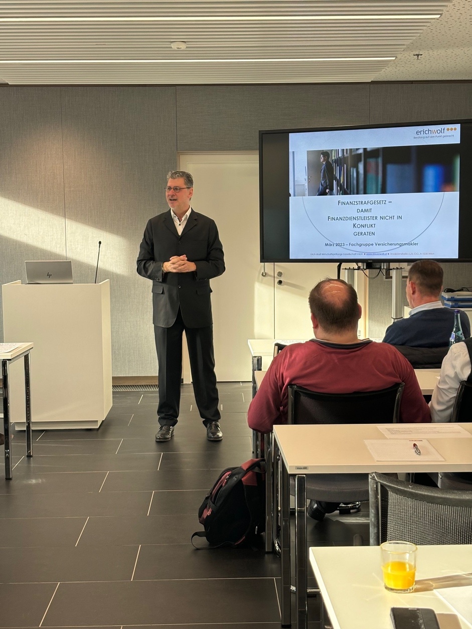 Veranstaltungssaal mit Seminarbestuhlung und Menschen