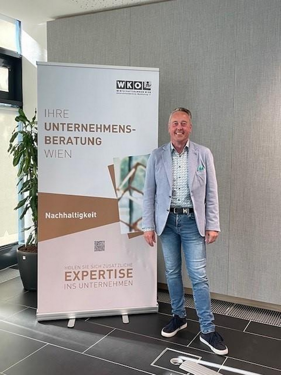 stehender Mann vor Rollup