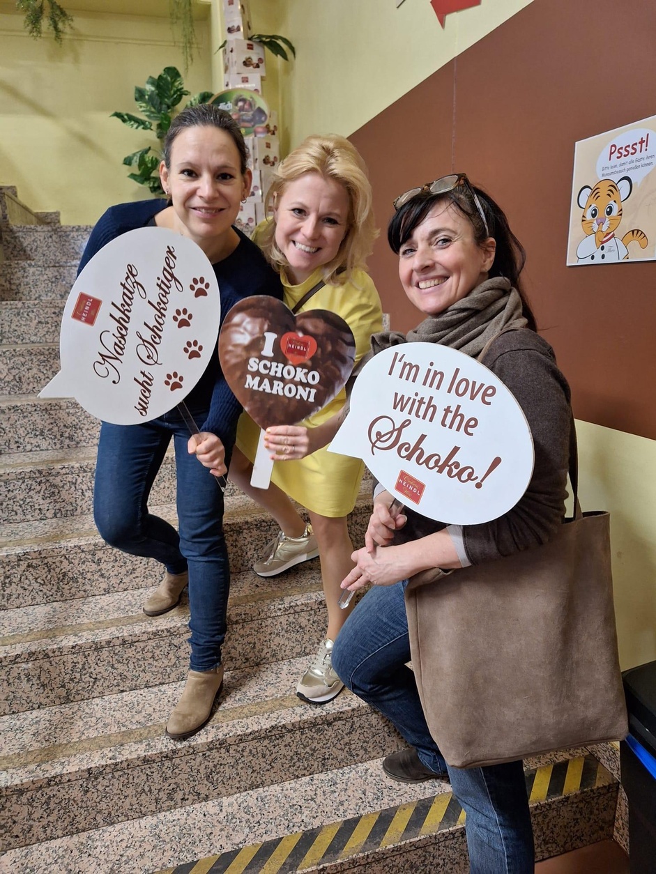 Drei Damen mit Schoko-Sprüchen