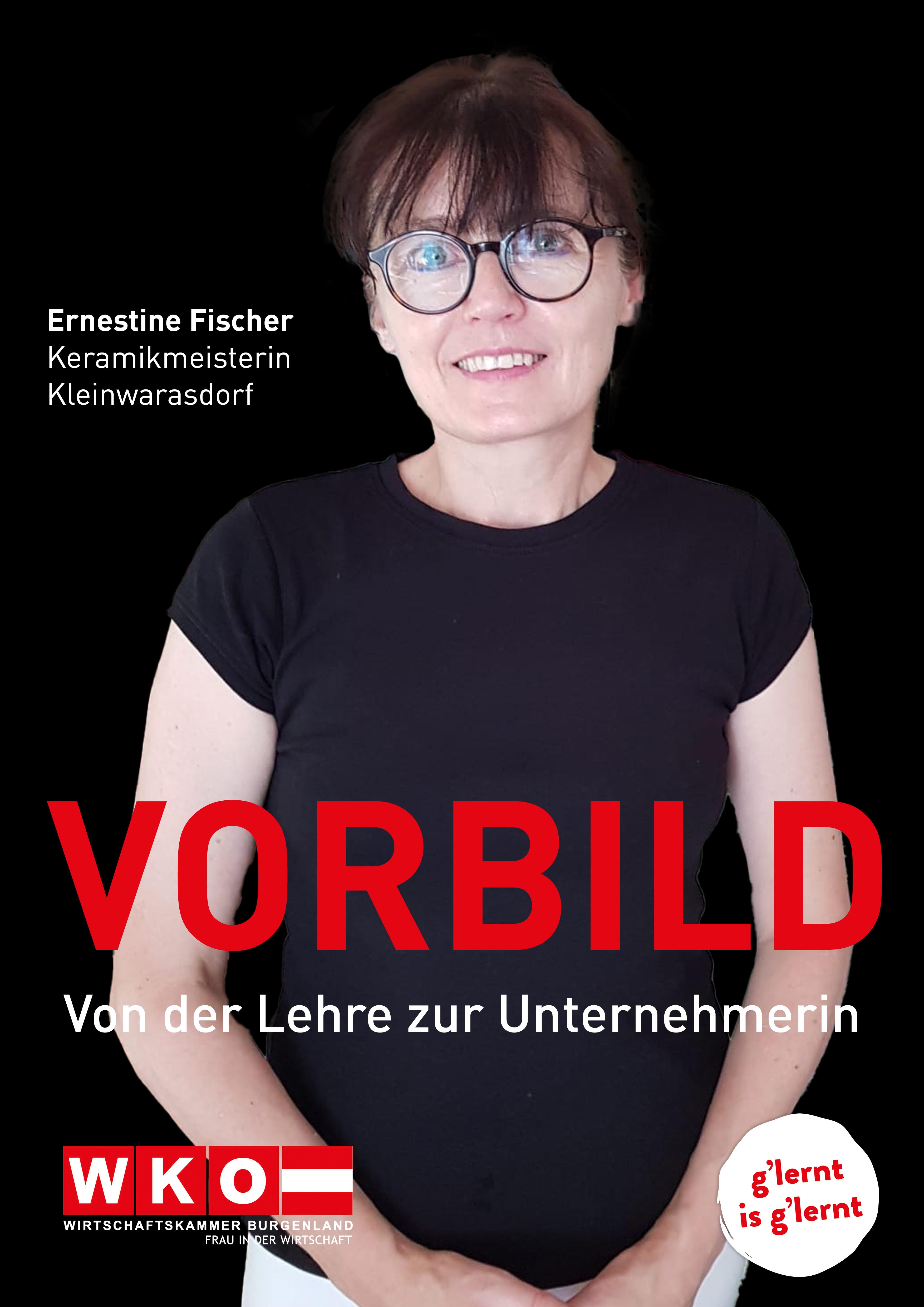 Portrait einer lächelnden Frau vor schwarzem Hintergrund