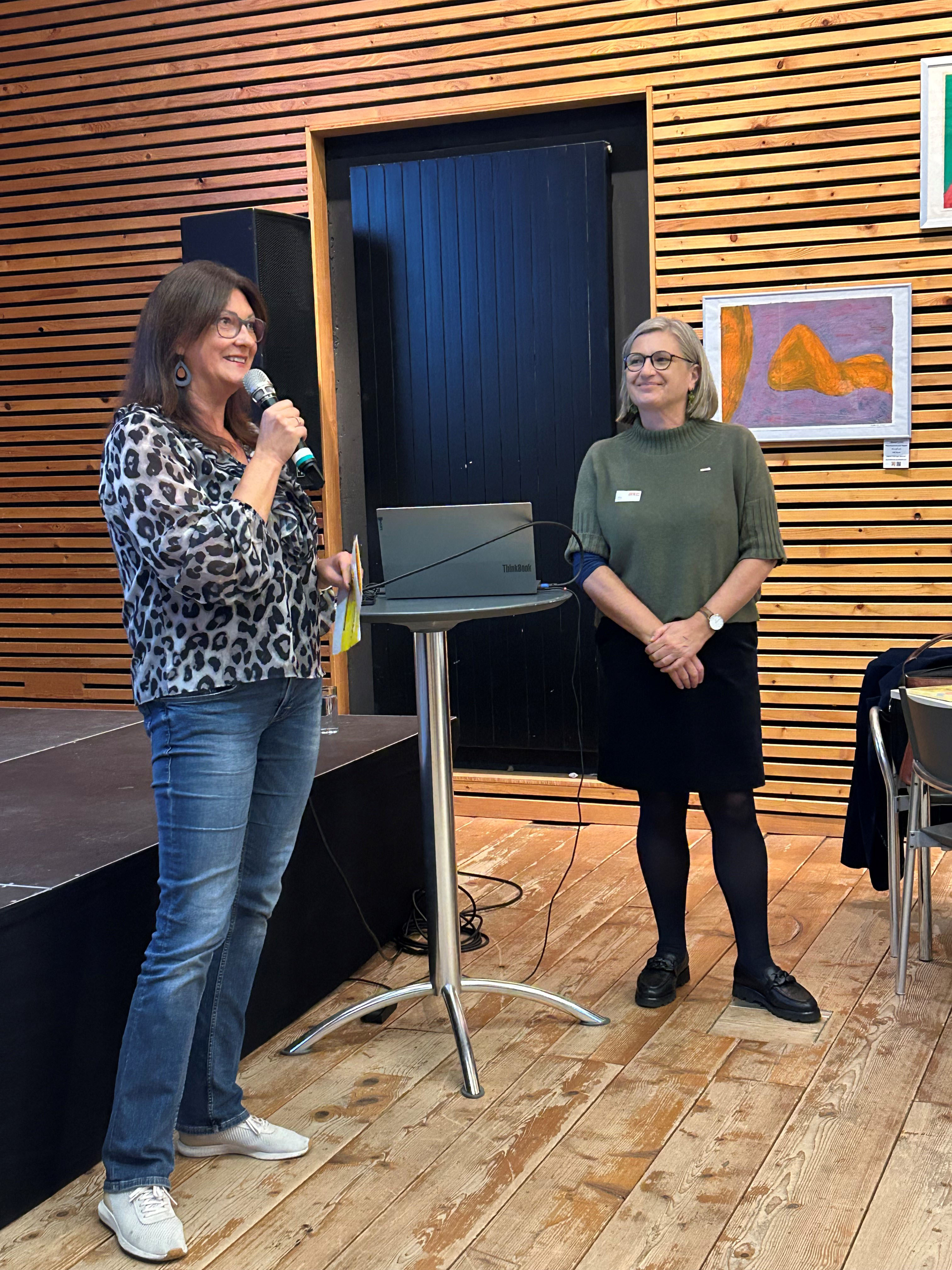 Frau am Podium mit Mikrofon