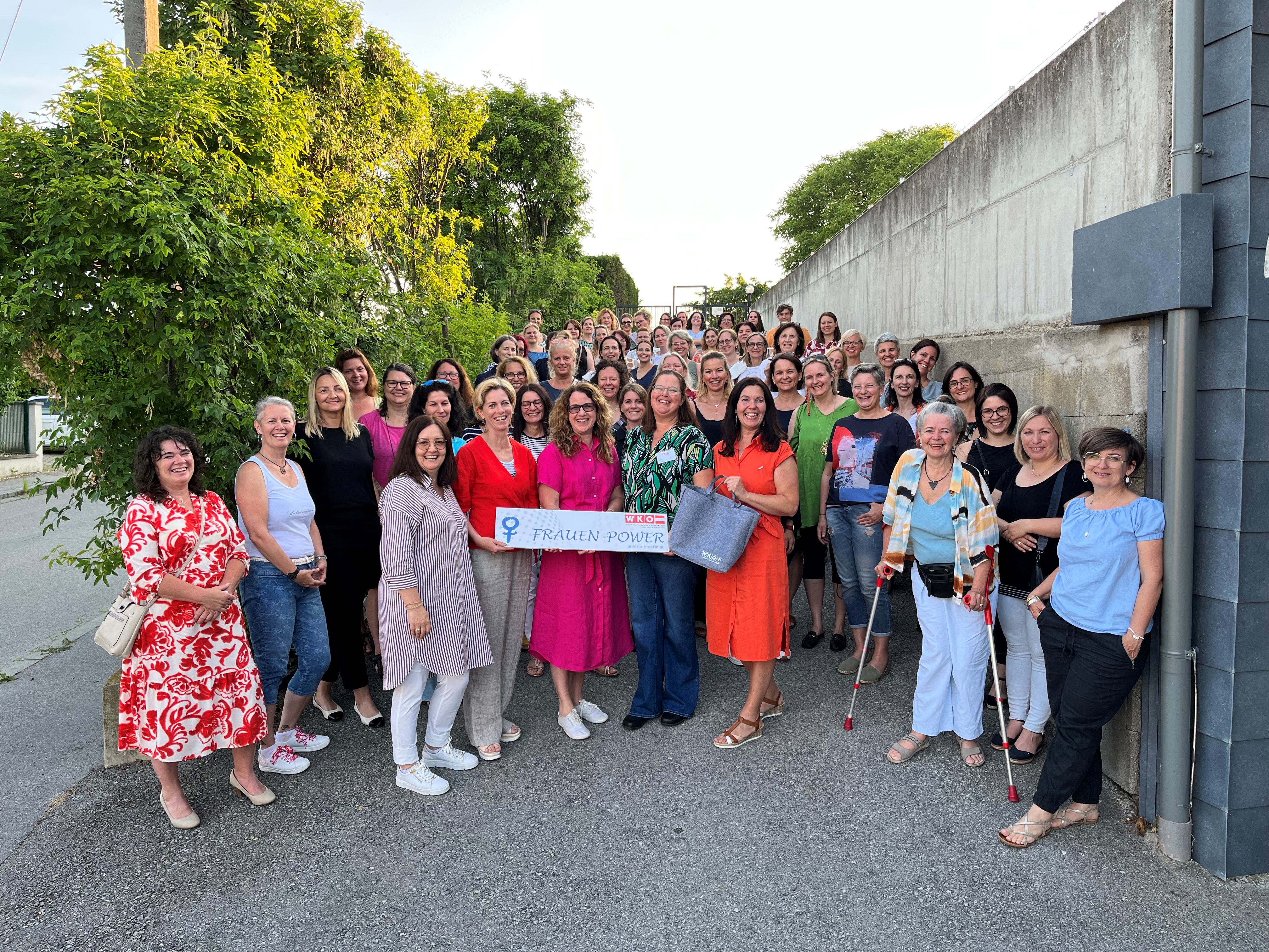 Gruppe Frauen posiert im Freien auf einer Rampe