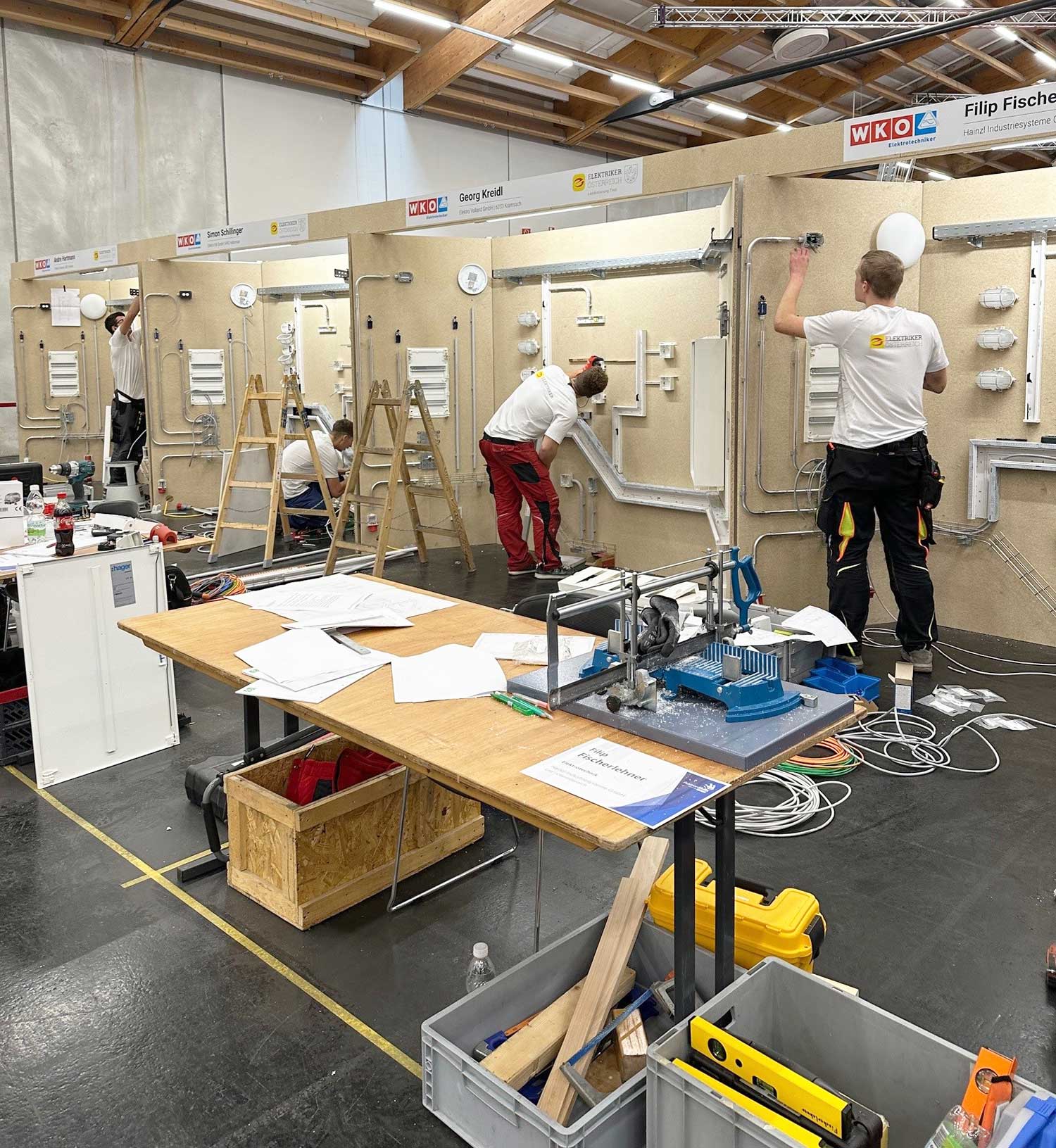 Teilnehmer der AustrianSkills 2025 im Beruf Elektrotechnik w&auml;hrend des Wettbewerbs