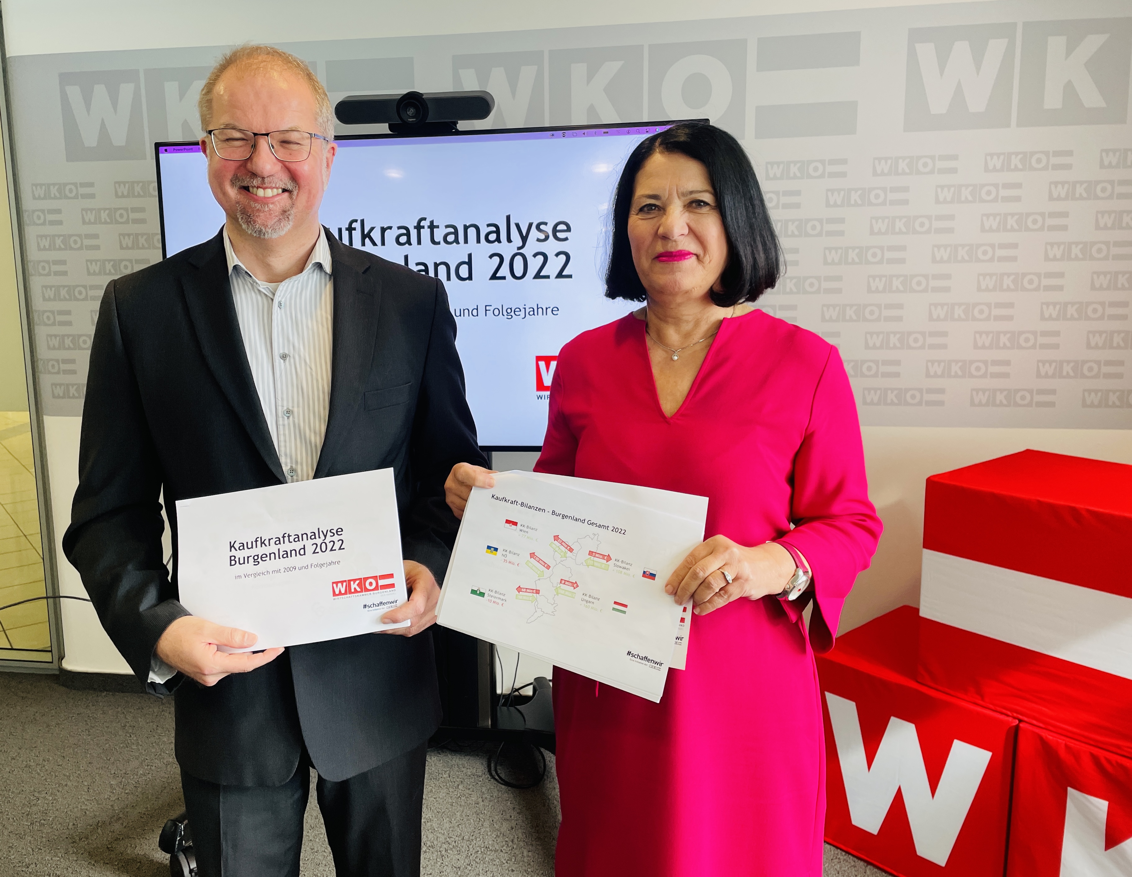 Ein Mann und eine Frau vor einer Präsentation