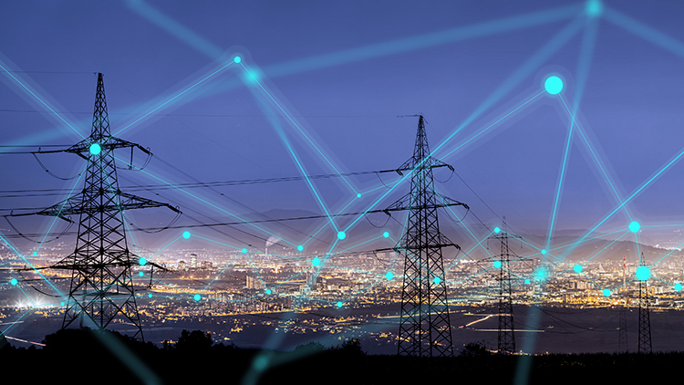 Strommasten in Dämmerung, darüber grafischer Layer Netzwerk symbolisierend