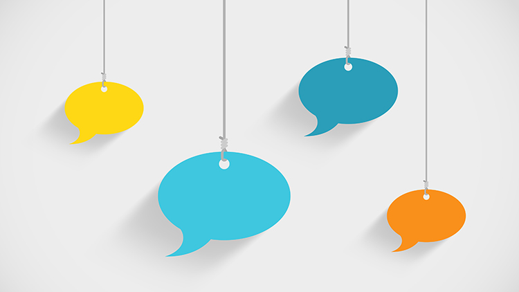 Bunte Sprechblasen an Bändern hängend