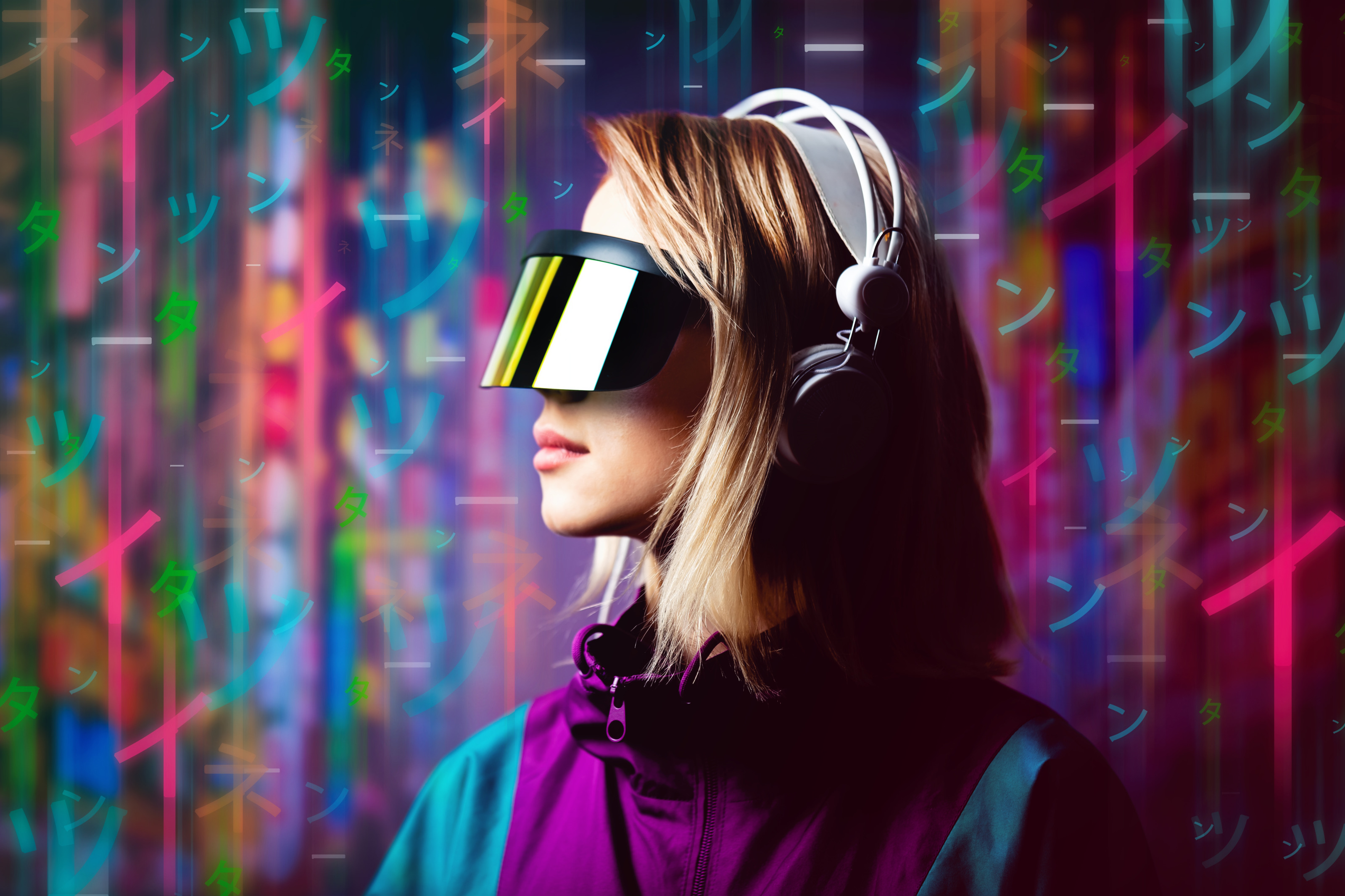 Person mit blonden schulterlangen Haaren und bunter Jacke tr&auml;gt eine virtuelle Brille und Kopfh&ouml;rer, im Hintergrund zeigt sich ein buntes Bokeh mit japanischen Schriftzeichen
