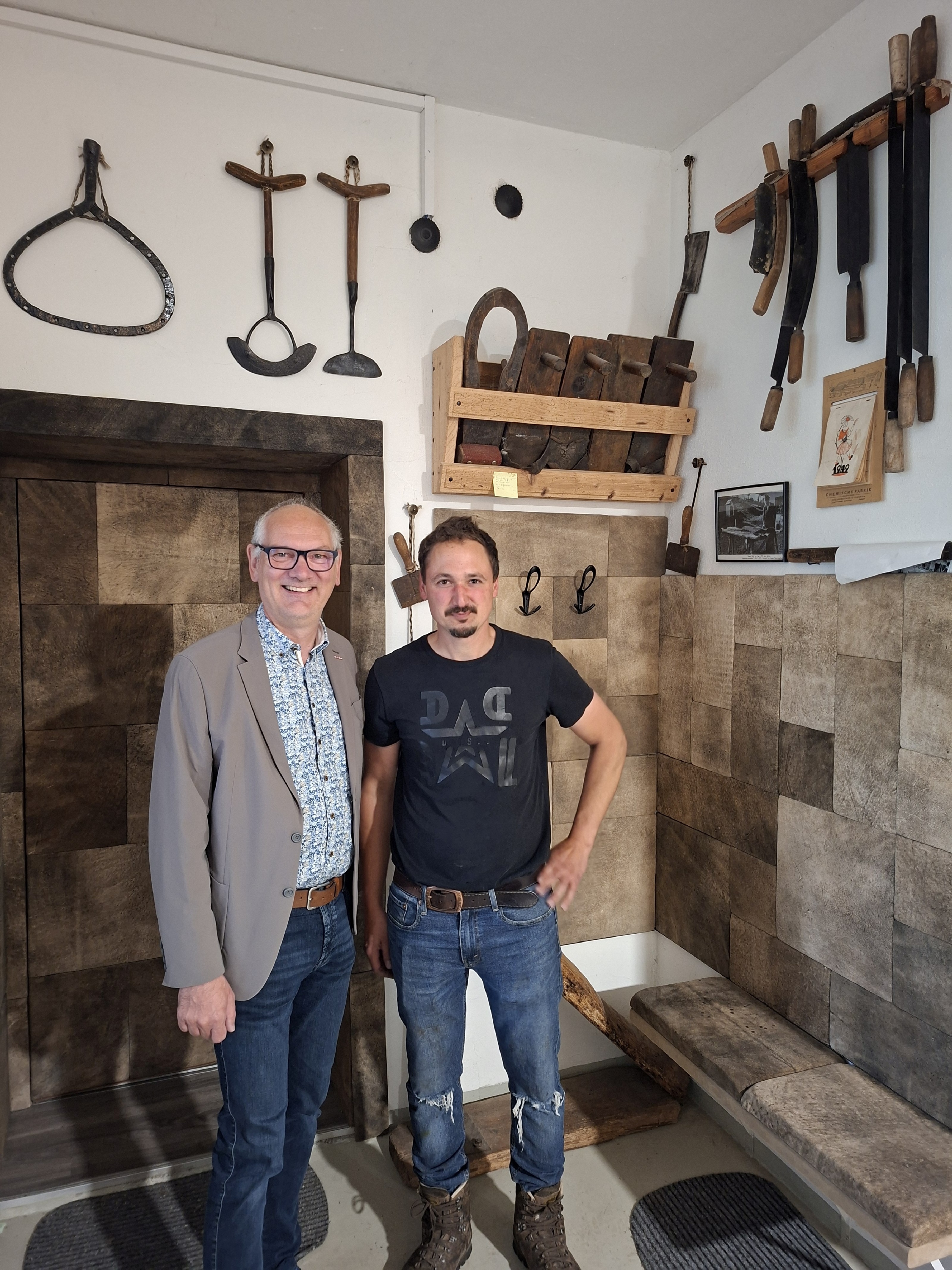 v.l.: Hanns Stattmann mit Alexander Tschurtschenthaler von der Tschurtschenthaler Gerberei GmbH