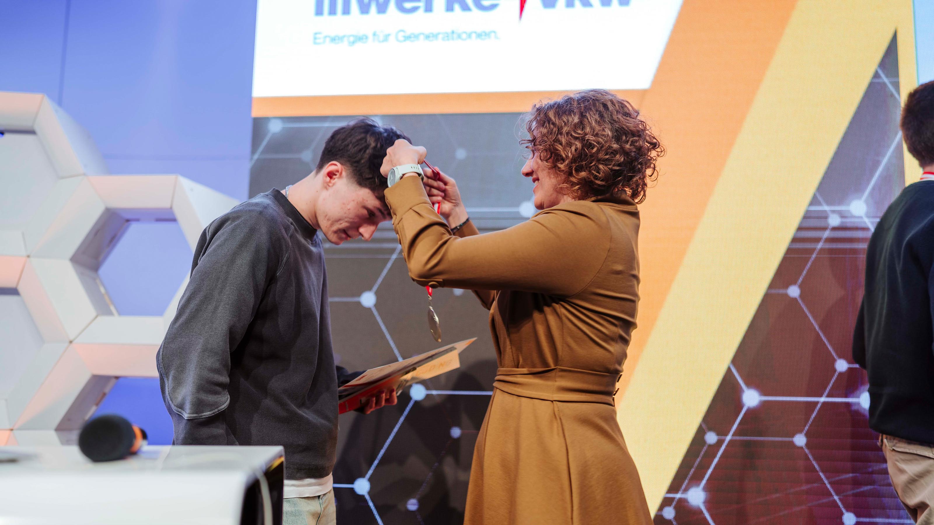 Einem Sieger wird die Medaille umgeh&auml;ngt