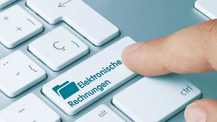 Finger bedient Tastatur mit Schriftzug elektronische Rechnungen