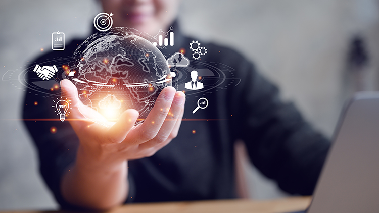 Hand die leuchtende Weltkugel mit Zeichen der Digitalisierung hält