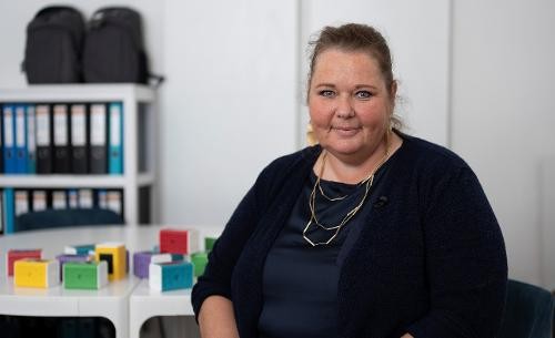 Frau l&auml;chelt