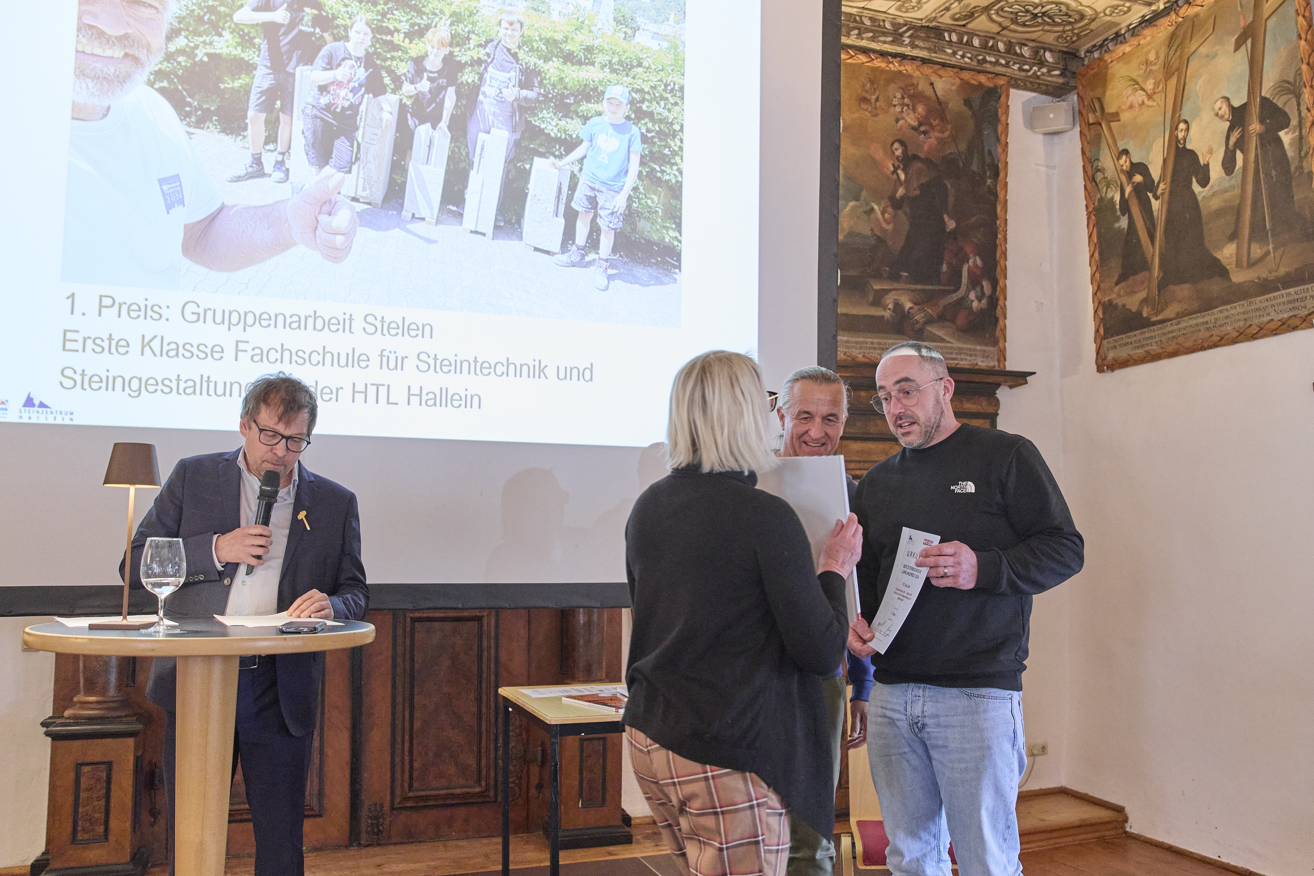 Verleihung des Lehrlingspreises 2026: Der Halleiner Fachlehrer Bernhard Gann nimmt den 1.<br />
Preis stellvertretend f&uuml;r die Sch&uuml;ler entgegen.