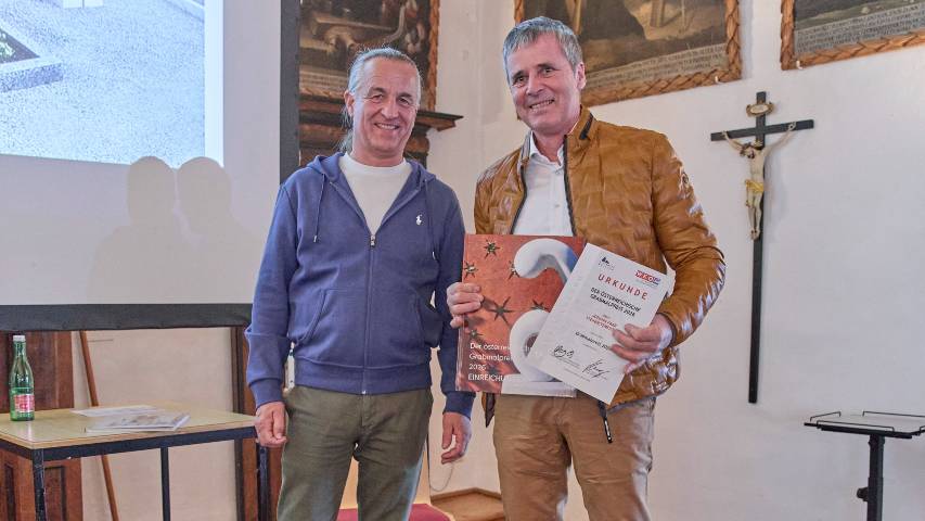 Steinmetzmeister Johann Paar (Fladnitz im Raabtal) erhielt den Grabmalpreis 2026 f&uuml;r ein<br />
Doppelgrab aus Postaer Sandstein und wei&szlig;em Twimberger Marmor.