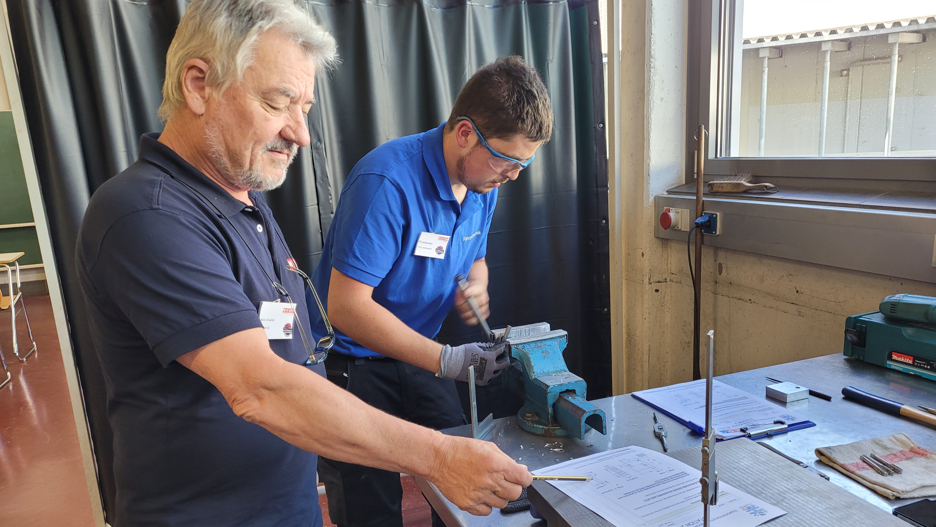 Man und Lehrling am arbeiten