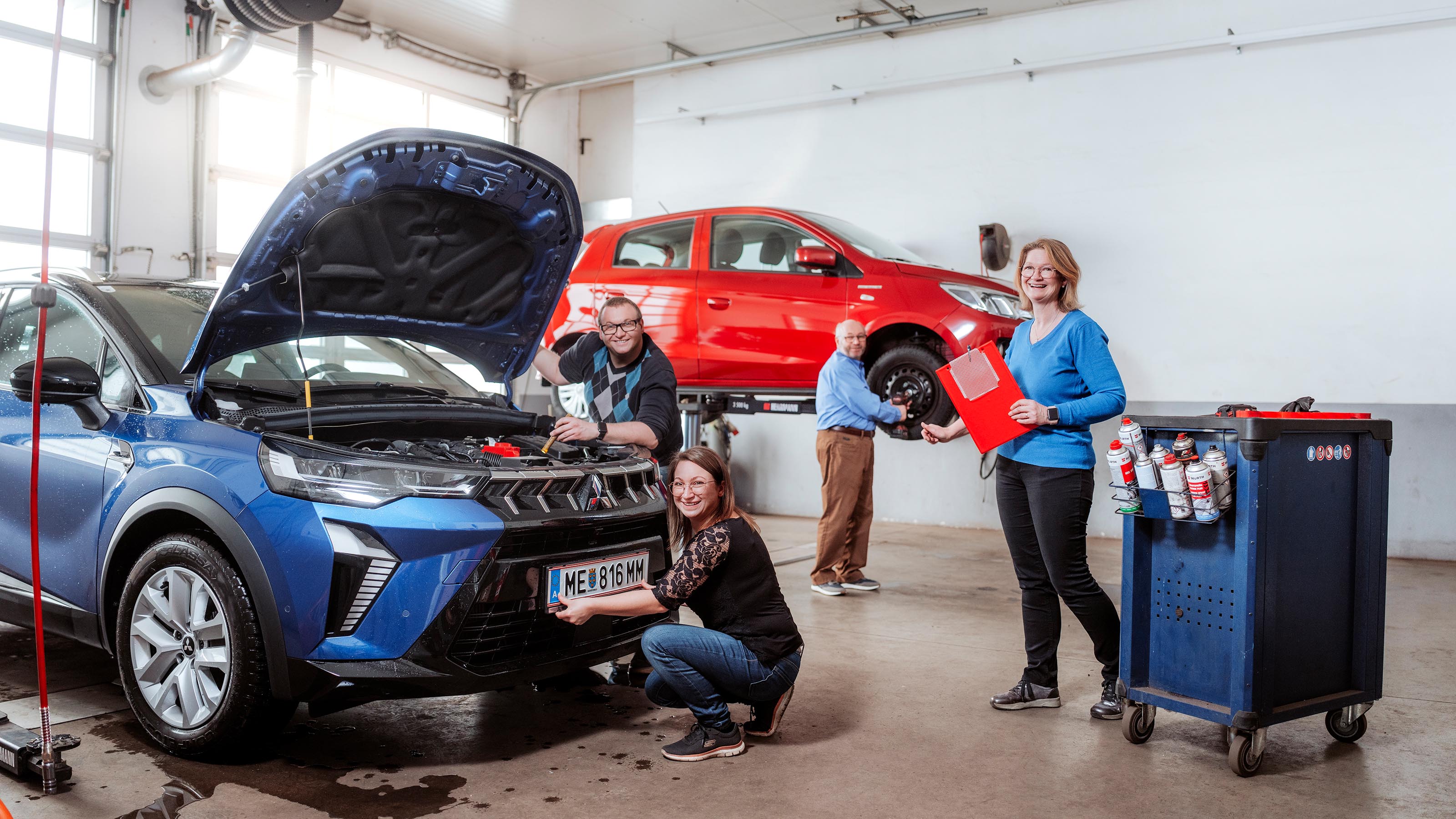 Menschen beim Reparieren von Autos