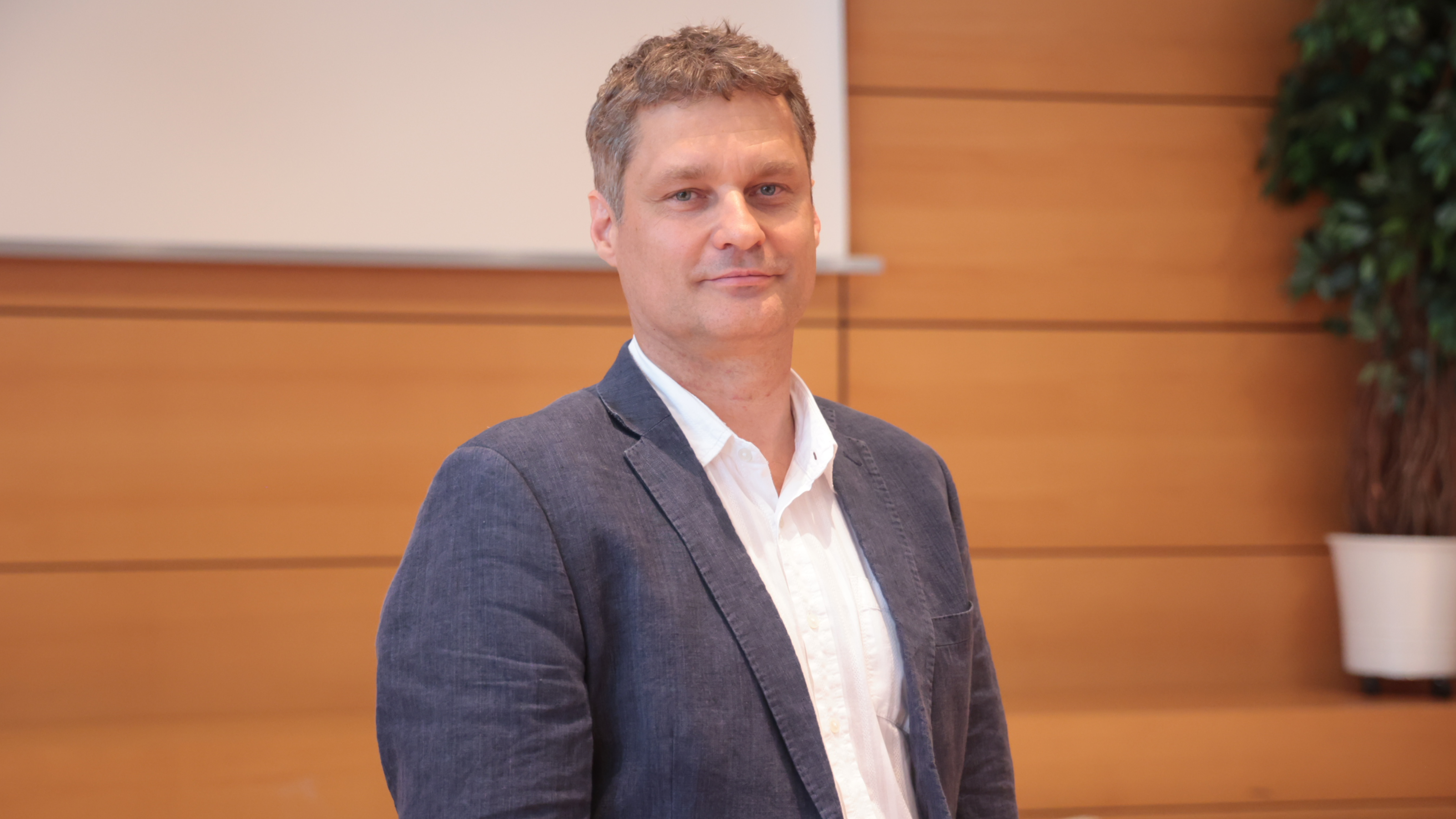 Mann in Hemd und Sakko