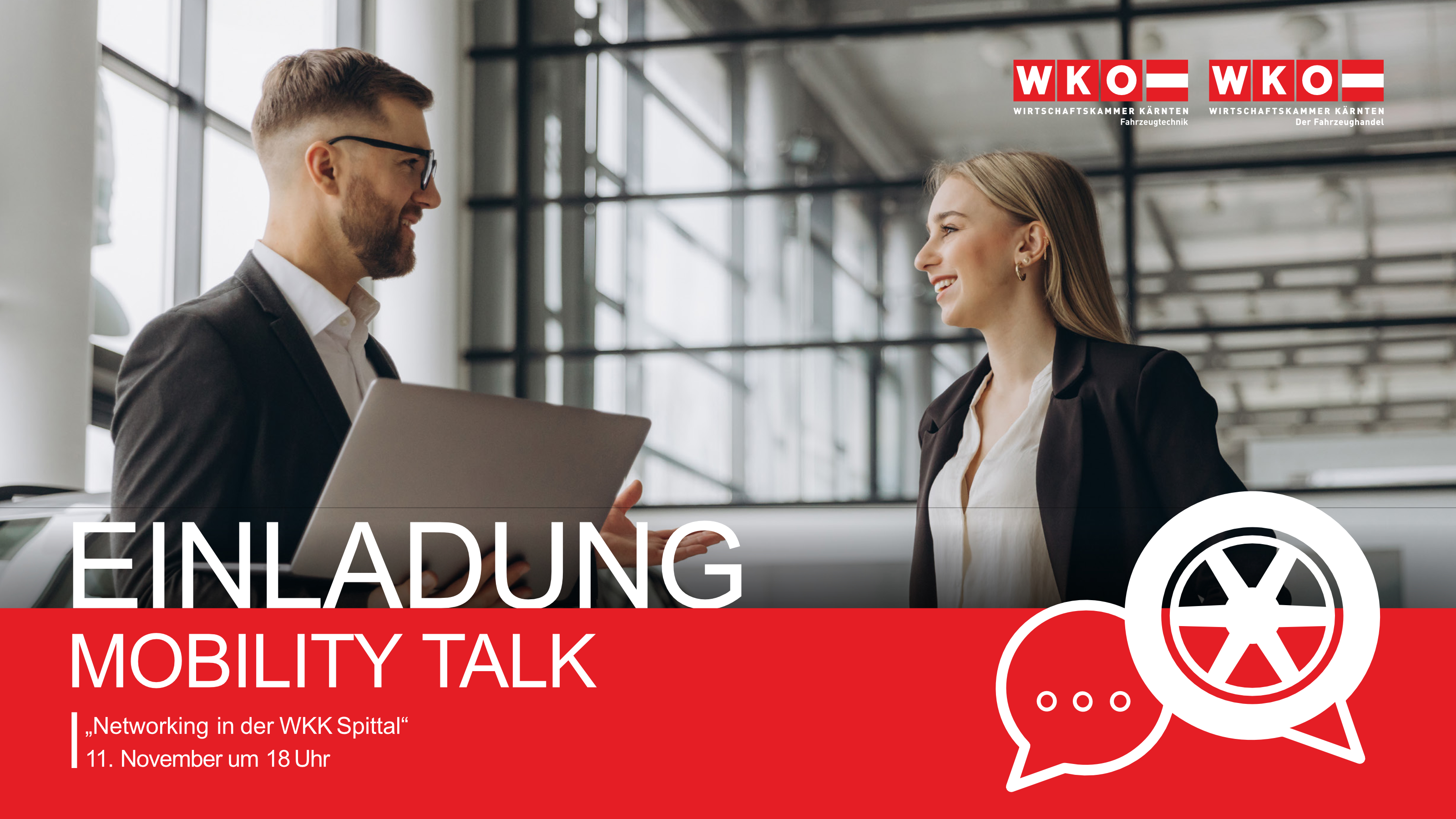 Ein Mann mit Laptop und eine Frau unterhalten sich l&auml;chelnd in einem hellen B&uuml;ro, darunter der Hinweis auf das Networking in der WKK Spittal am 11. November um 18 Uhr