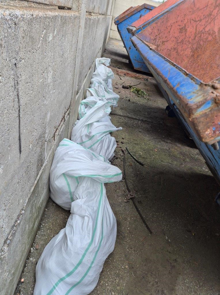 wei&szlig;e S&auml;cke am Boden