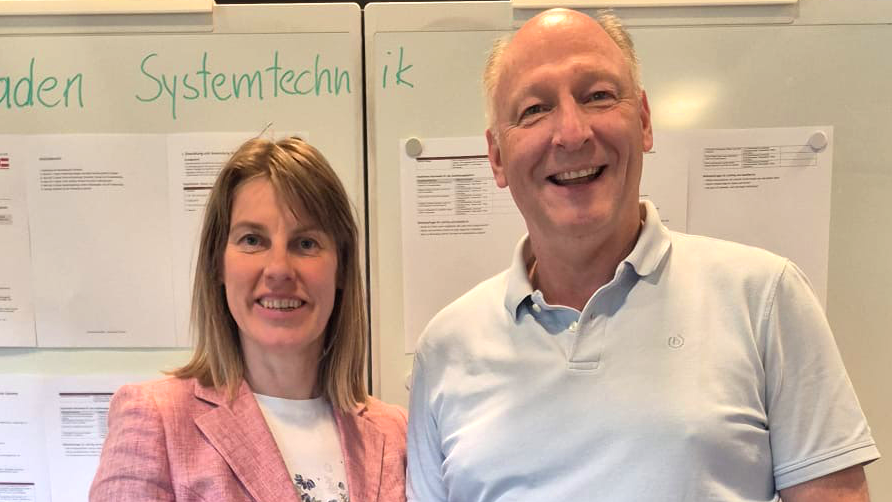 Berufsschuldirektorin Barbara Urbanek mit UBIT-Fachgruppenobmann Martin Zandonella 