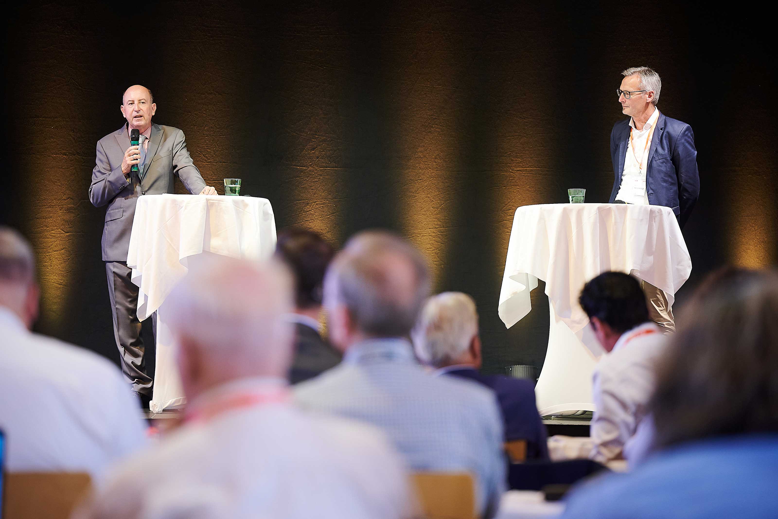 Robert Sobotka (Telemark Marketing) und Martin Weichbold (Universität Salzburg) während ihres Vortrags auf dem Expert:innentreffen der Versicherungsmakler 2025